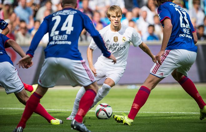 现得尤为突 现得尤为突