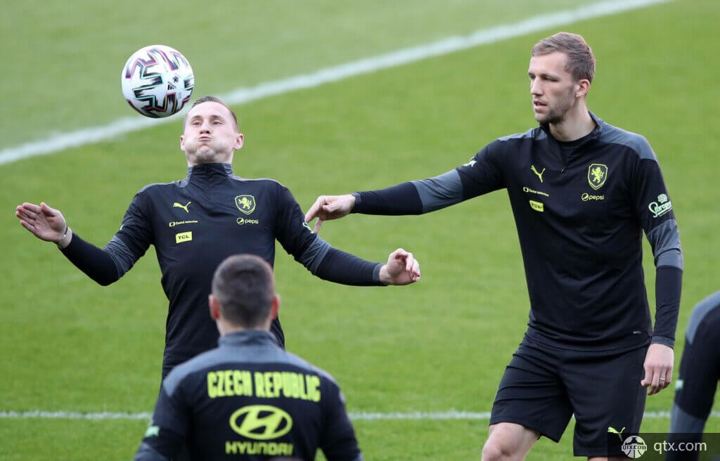 他穿着普通 他穿着普通